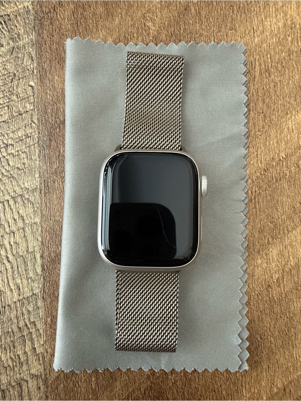 Apple Series 9 Smartwatch with Milanese Band